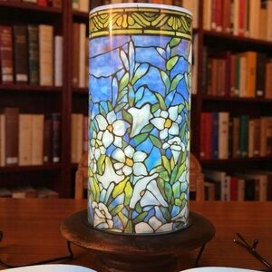 RainCaper Tiffany "Field of Lilies" 6-inch LED flameless real wax candle. (NEW)